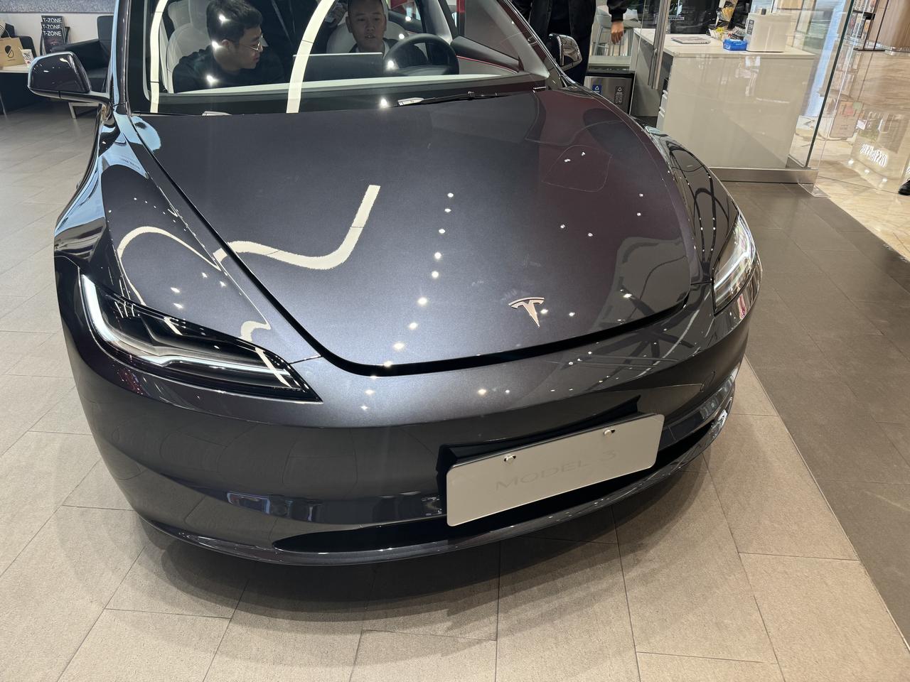 顺路看了看model 3焕新版，改变还是挺多的。不过试驾车要到月底才有，行驶质感