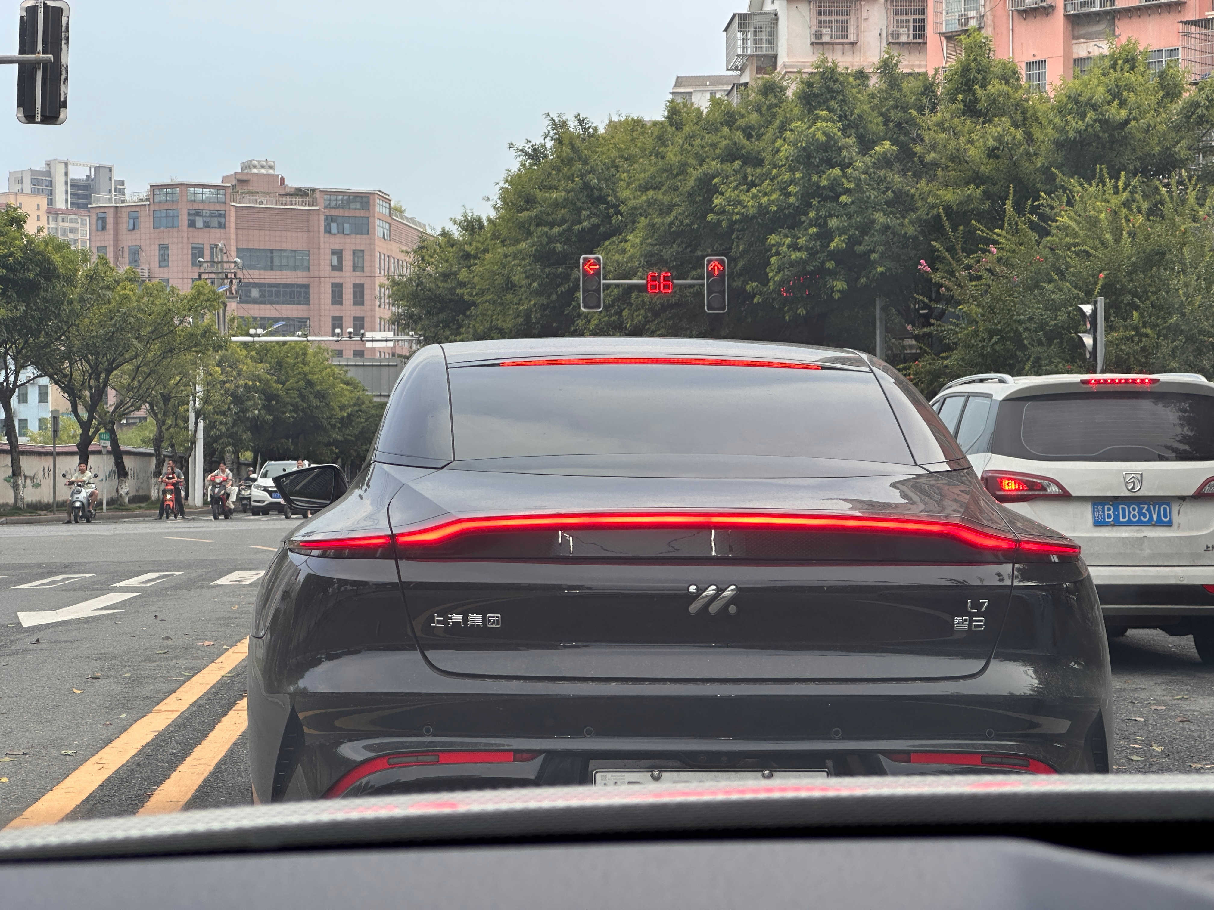 智己L7，路上第一次见。微博搜了下，这车当年指导价40来万…[允悲] ​​​