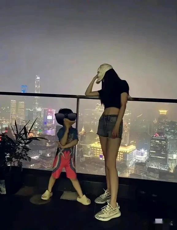 杨颖，为了复出连儿子也豁出去了？
看来她想复出的欲望真强烈啊，
亲自曝光儿子用她