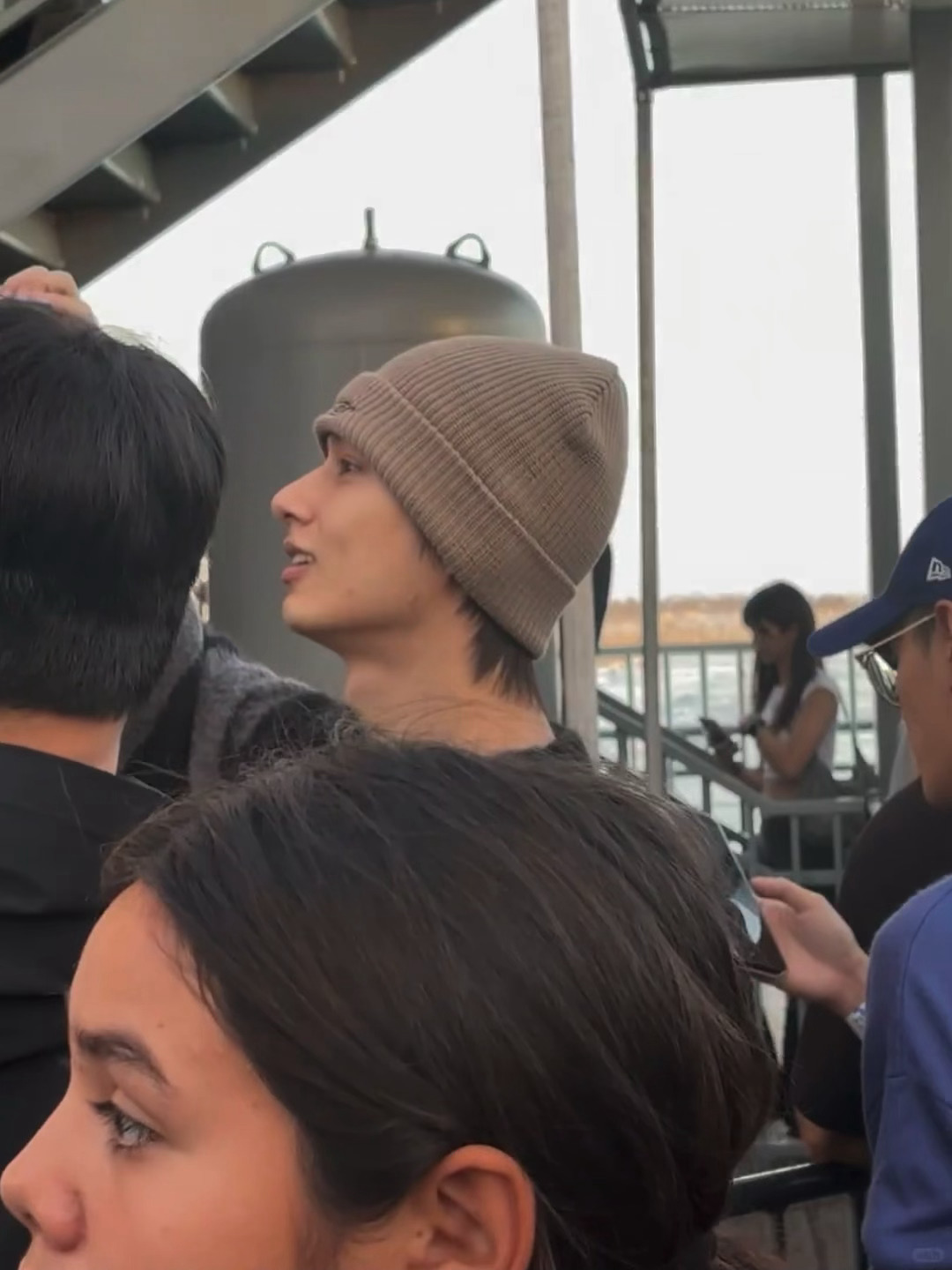 停之停之…你是说你和文俊辉坐上了同一趟落日飞车，他还给了两份签名[捂嘴哭][捂嘴