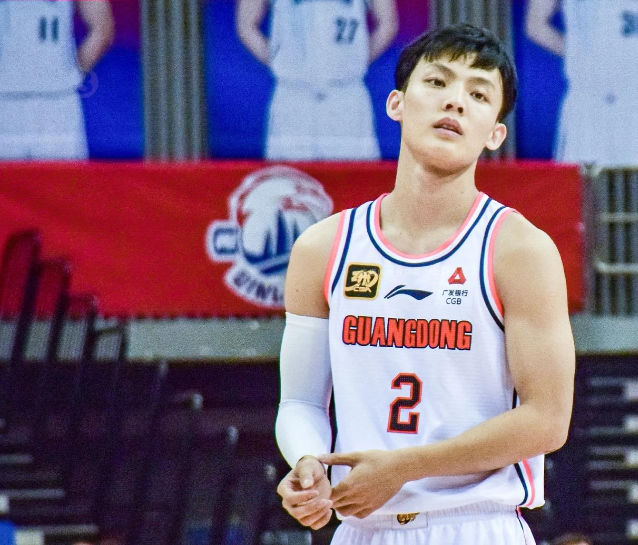 广东106:90北京，可以看出5点:
1，杜锋的战术总是让人摸不透！别人1一5连