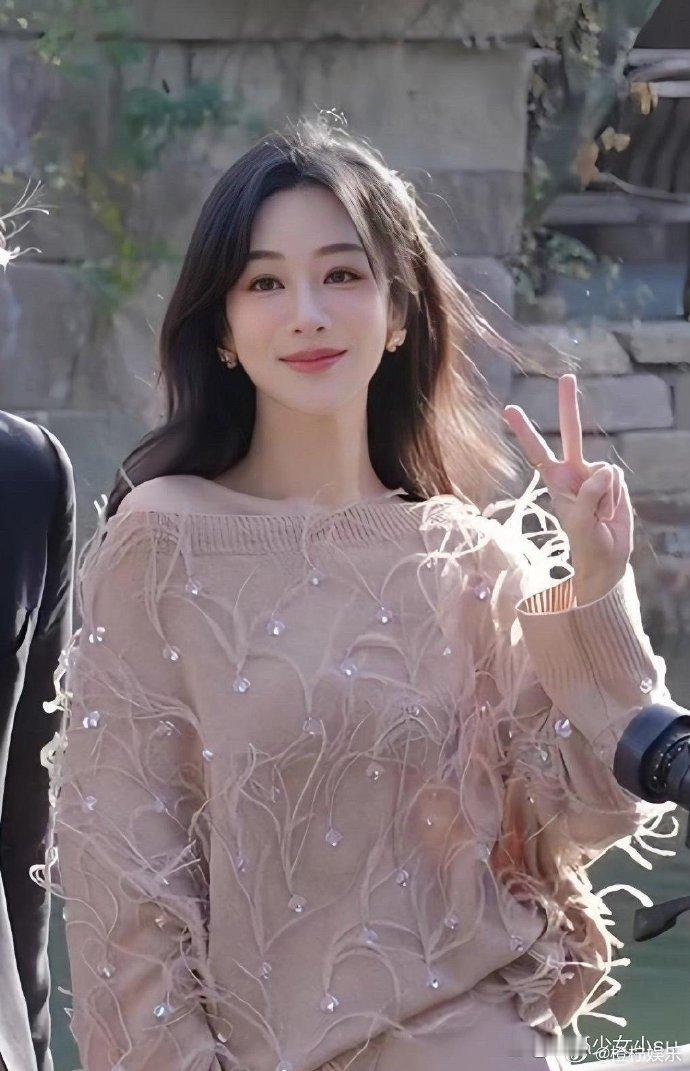 杨紫最美造型展现努力瘦身成果，她确实在美丽蜕变中。 ​​​