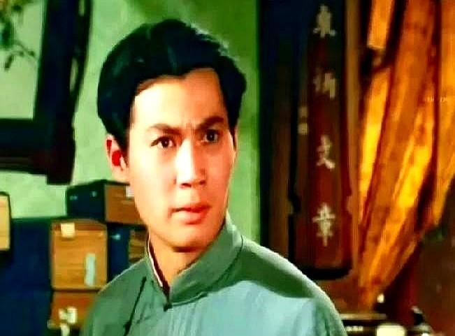 同演过一个经典少爷，64岁的去演了特型，66岁的却在话剧舞台上拿了最高奖项。
