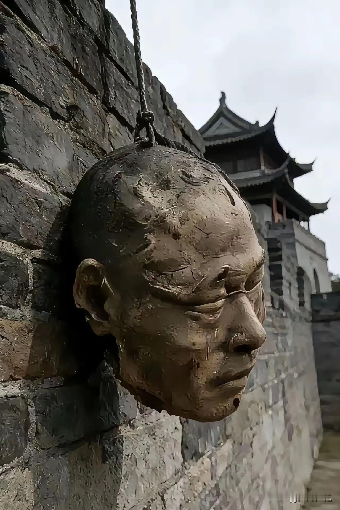 头颅悬街示众！外国记者冒死拍的照片，揭露1948年英雄就义真相
 
烈士丁喜山，