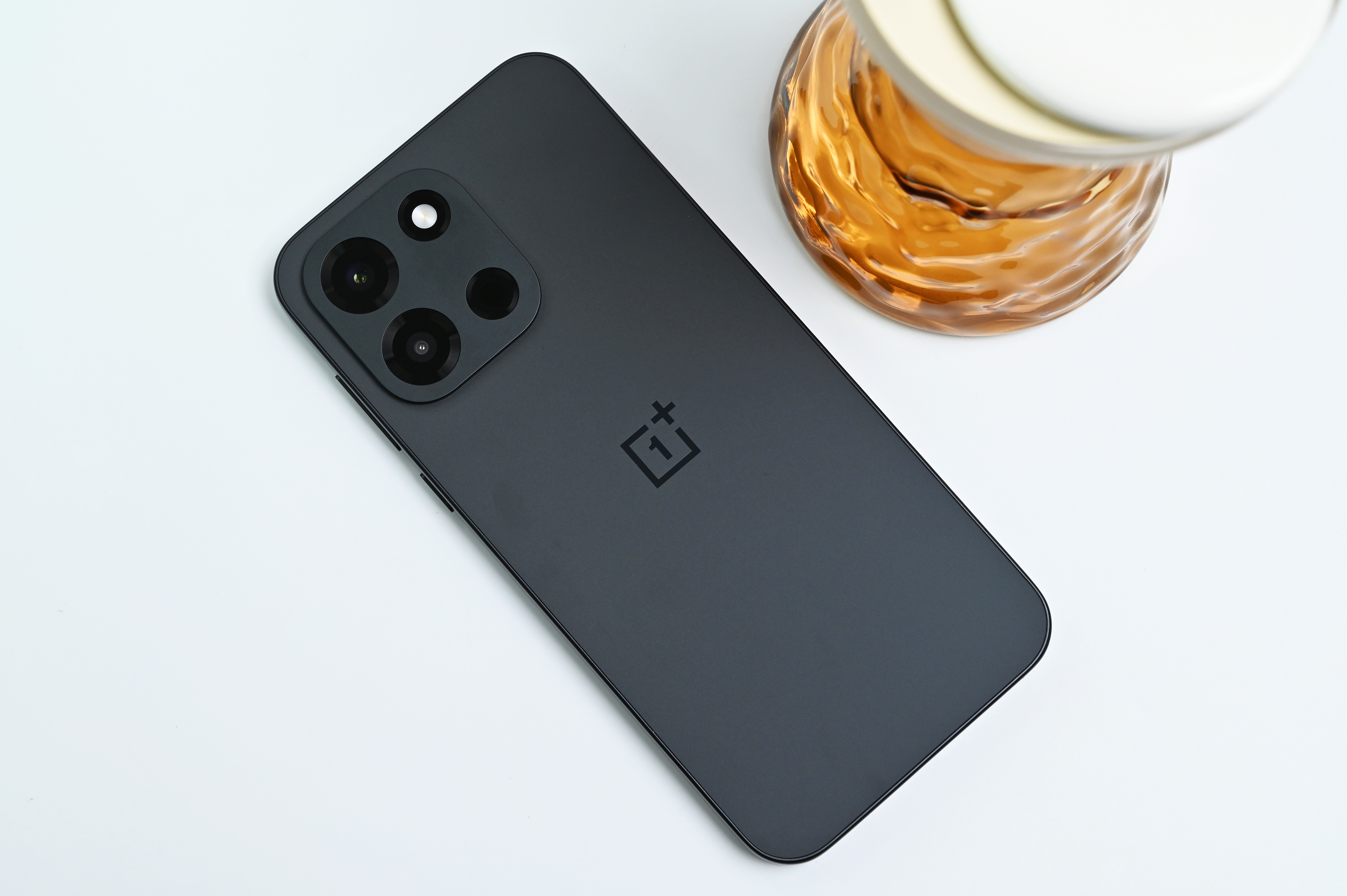 一加Turbo 6独行黑图赏，外观质感非常不错，而且怎么感觉果里果气的