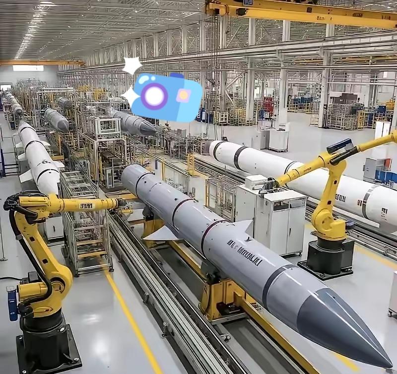 伤害性很大，侮辱性更强！
中国这次直接公开了PL-15导弹全自动生产线，一天最多