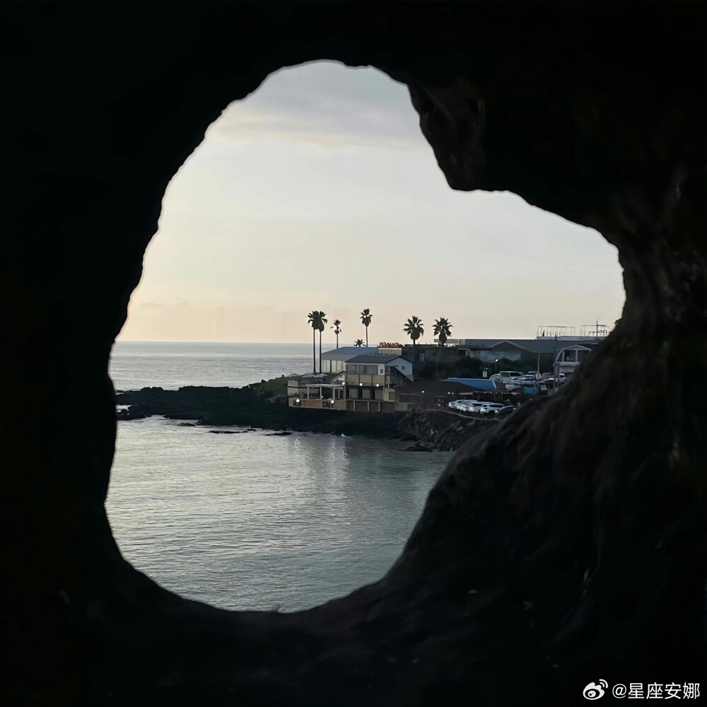 天蝎座对肤浅的关系毫无兴趣。TA渴望的是两个灵魂赤裸相对的碰撞。那种“被看穿”的
