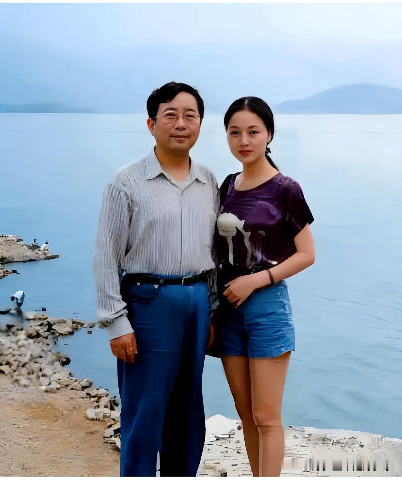 一九九二年，余秋雨和妻子马兰外出游玩时的合影老照片。彼时余秋雨四十六岁，帅气儒雅