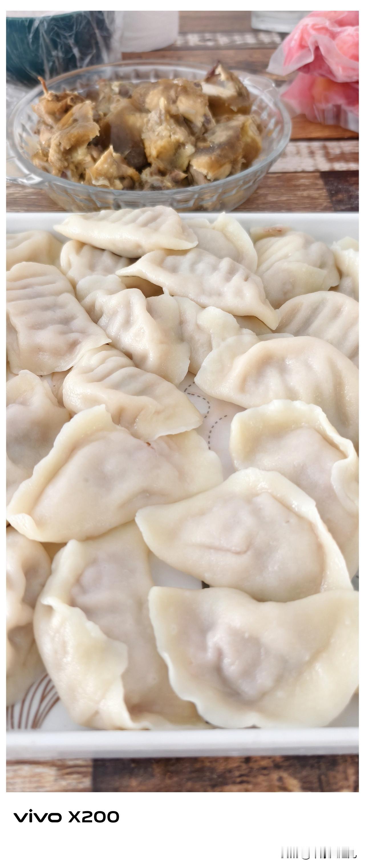 又是一年春节
记得有一年春节我包饺子的小作文成了爆款
那会我不会包饺子
有教我的