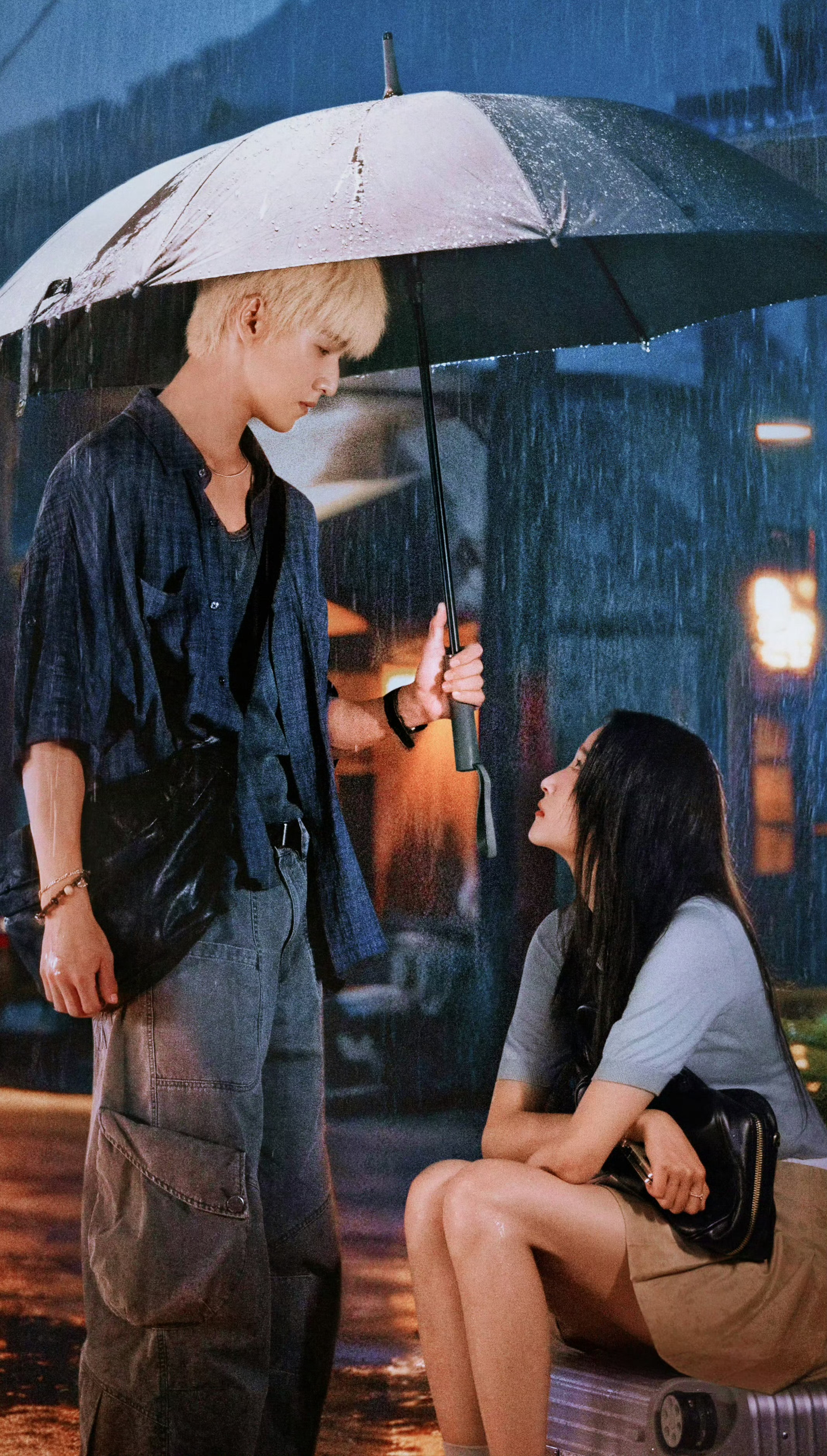 苏知秋天天奔跑，孟露莎天天淋雨，这个镜头有点梦回耀眼了（不过孟露莎淋的雨都好大）