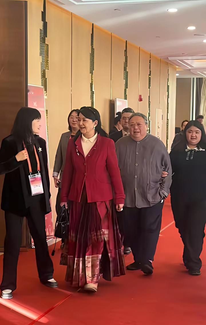 相见不如怀念，这一亮相把以前的美好形象基本抹净了，有点可惜。[叹气]