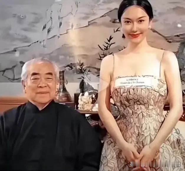 最近发生了啥大事吗？
怎么突然间书画家范曾范大师，和他那小他50岁的娇妻又引发全