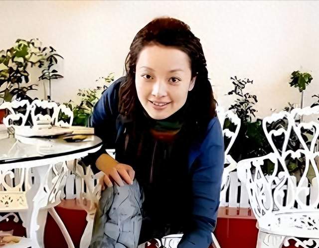 她是张纪中前妻，央视才女惨遭婚姻背叛，今独自抚养儿子定居北京