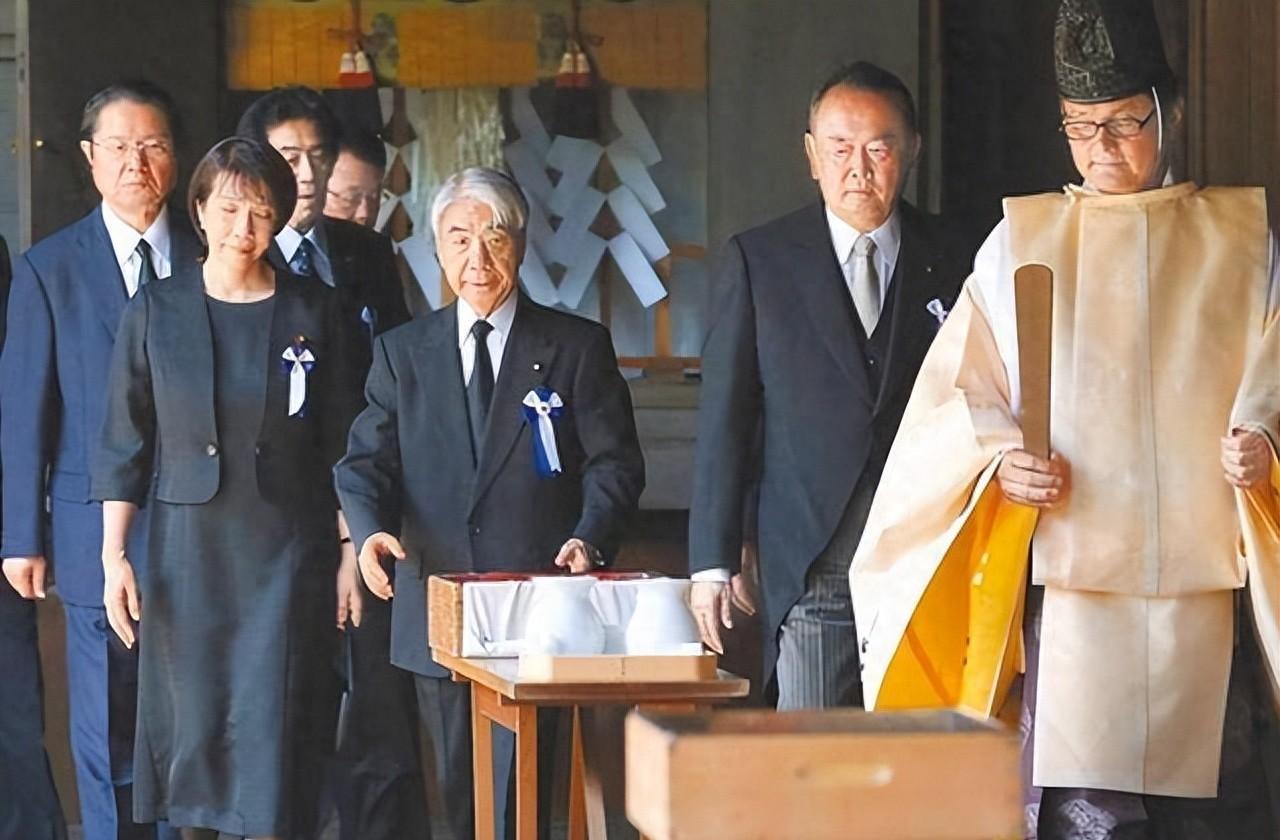 日本首相高市早苗宣布将于12月26日参拜靖国神社，这地方供奉着二战甲级战犯，中国