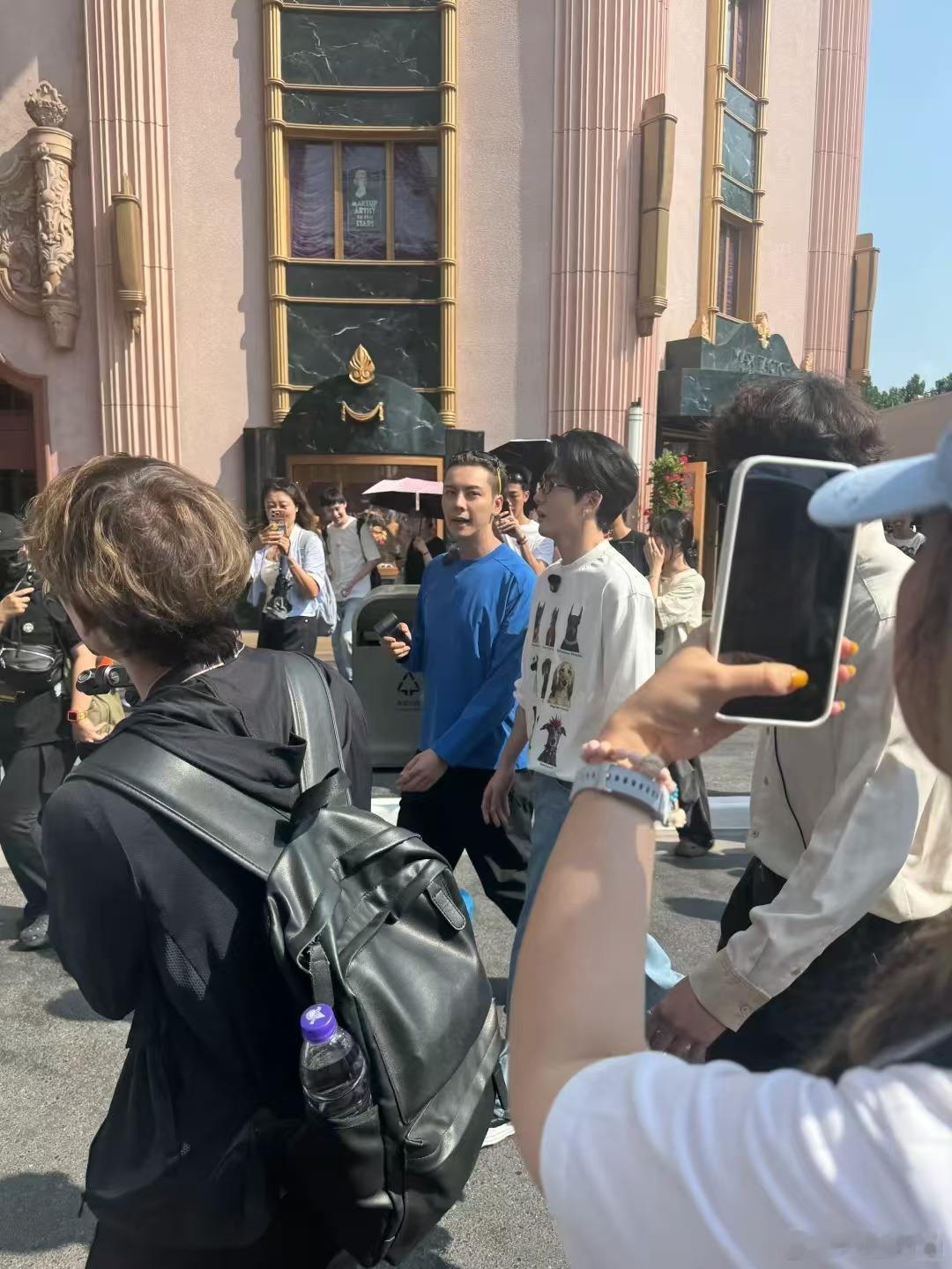 环球影城偶遇陈伟霆曾舜晞九门 追剧人的快乐瞬间！在环球影城捕捉到九门双男主，剧里
