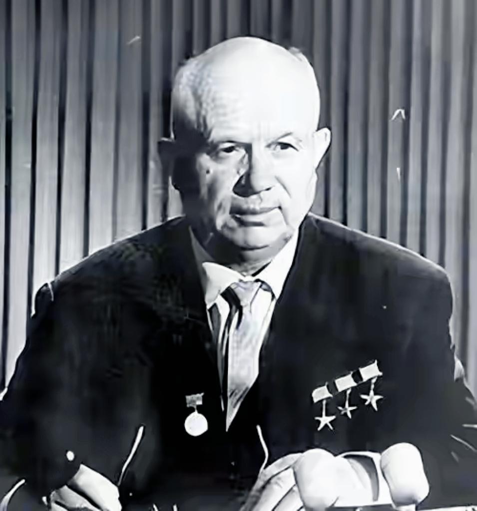 美国学者：如果不是毛泽东当年的那个决定，中国可能重蹈苏联覆辙！


 
站在历史