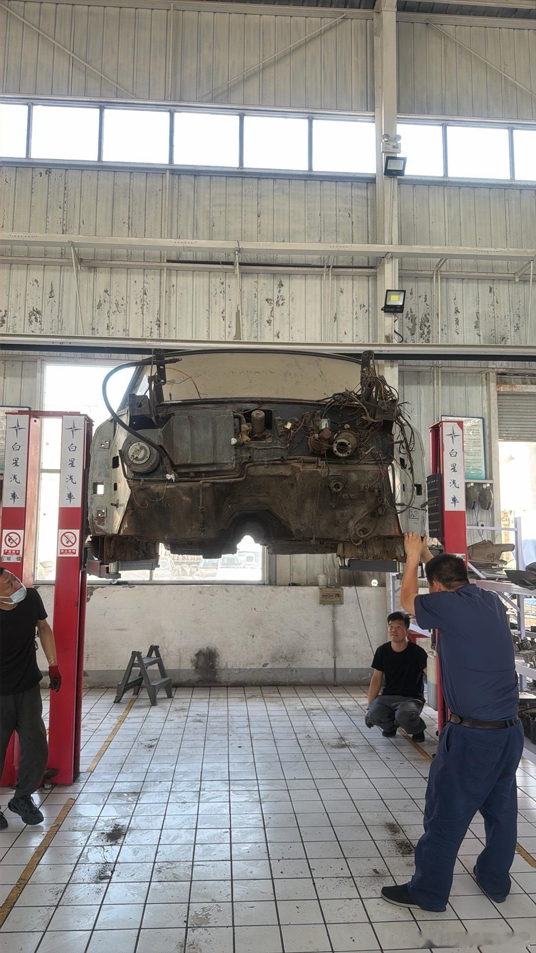 非承载式车身  车壳与车身分离红旗CA770修复记