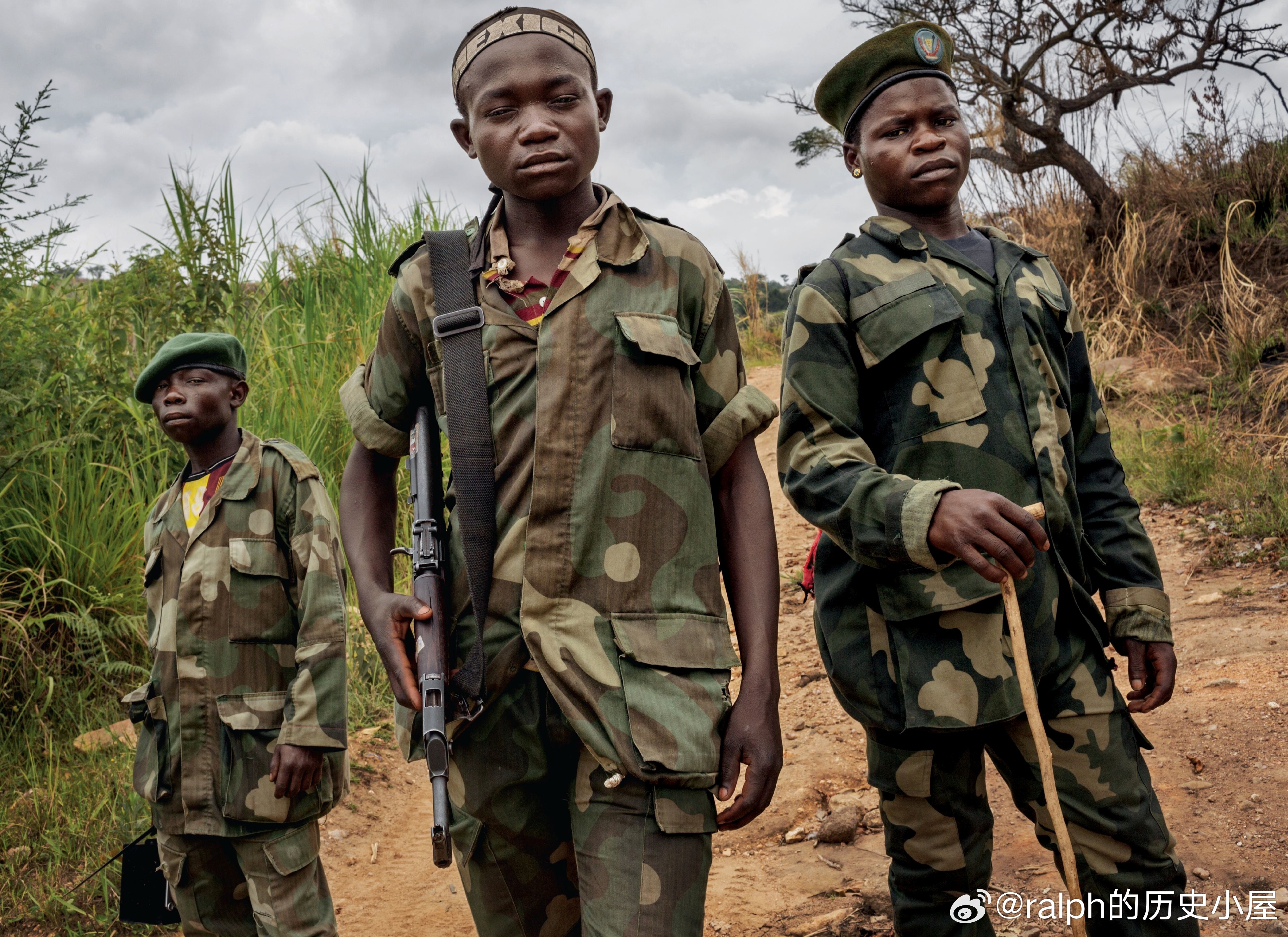 2013年在刚果东方省Bavi巴维金矿巡逻的儿童兵，他们受军阀“眼镜蛇”马塔塔控