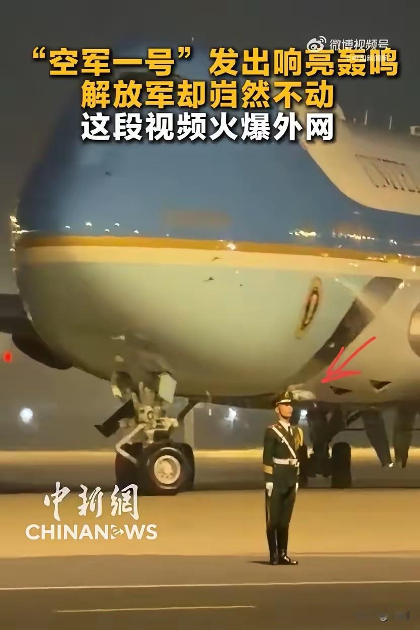 这位兵哥哥不仅让咱们自豪，还火爆外网了。在面对飞机时，他纹丝未动，外国网友评论道