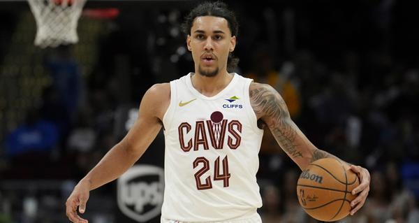 克利夫兰骑士前锋杰伦·泰森在周五晚间迎来爆发，他在客场以117比115击败费城7