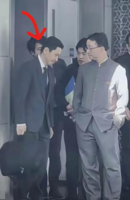 刘劲松这波气场杀太顶了！
中山装配国徽，双手插兜全程无笑

11月18日上午，日