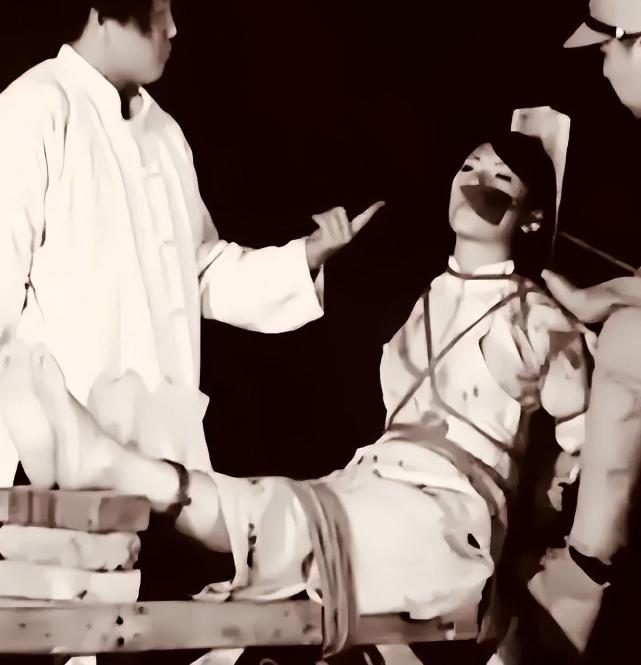 [太阳]1943年，女战士邓静华被鬼子抓捕，就在日军要用烙铁烫邓静华的胸脯时，已