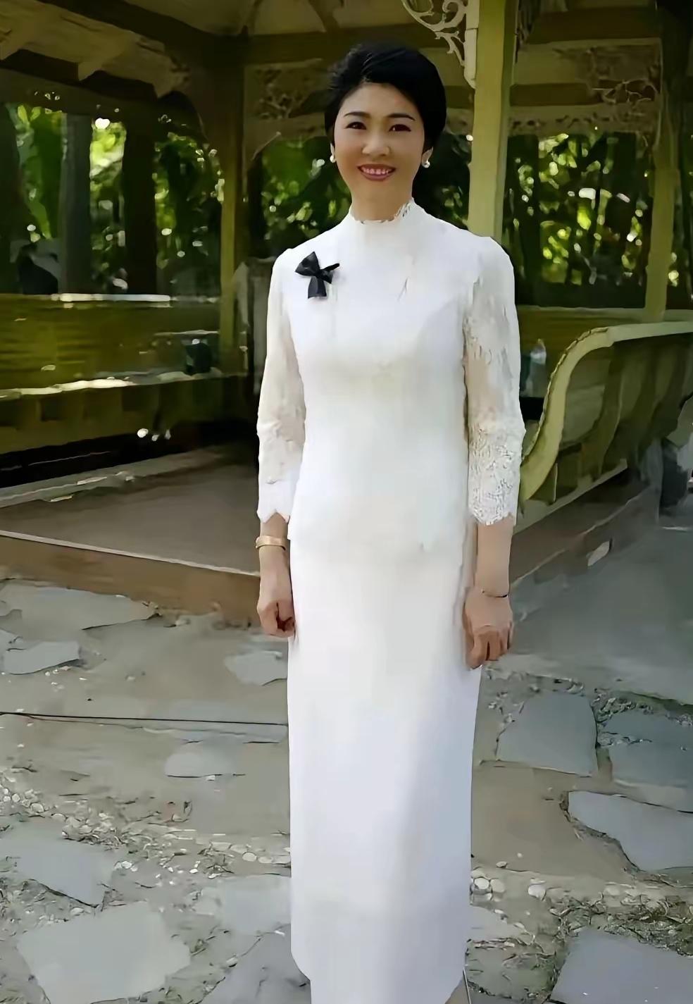 有人夸赞这位女士颜值胜过巩俐，优雅气质赶超董卿，才貌兼备。相传普京与奥巴马见到她