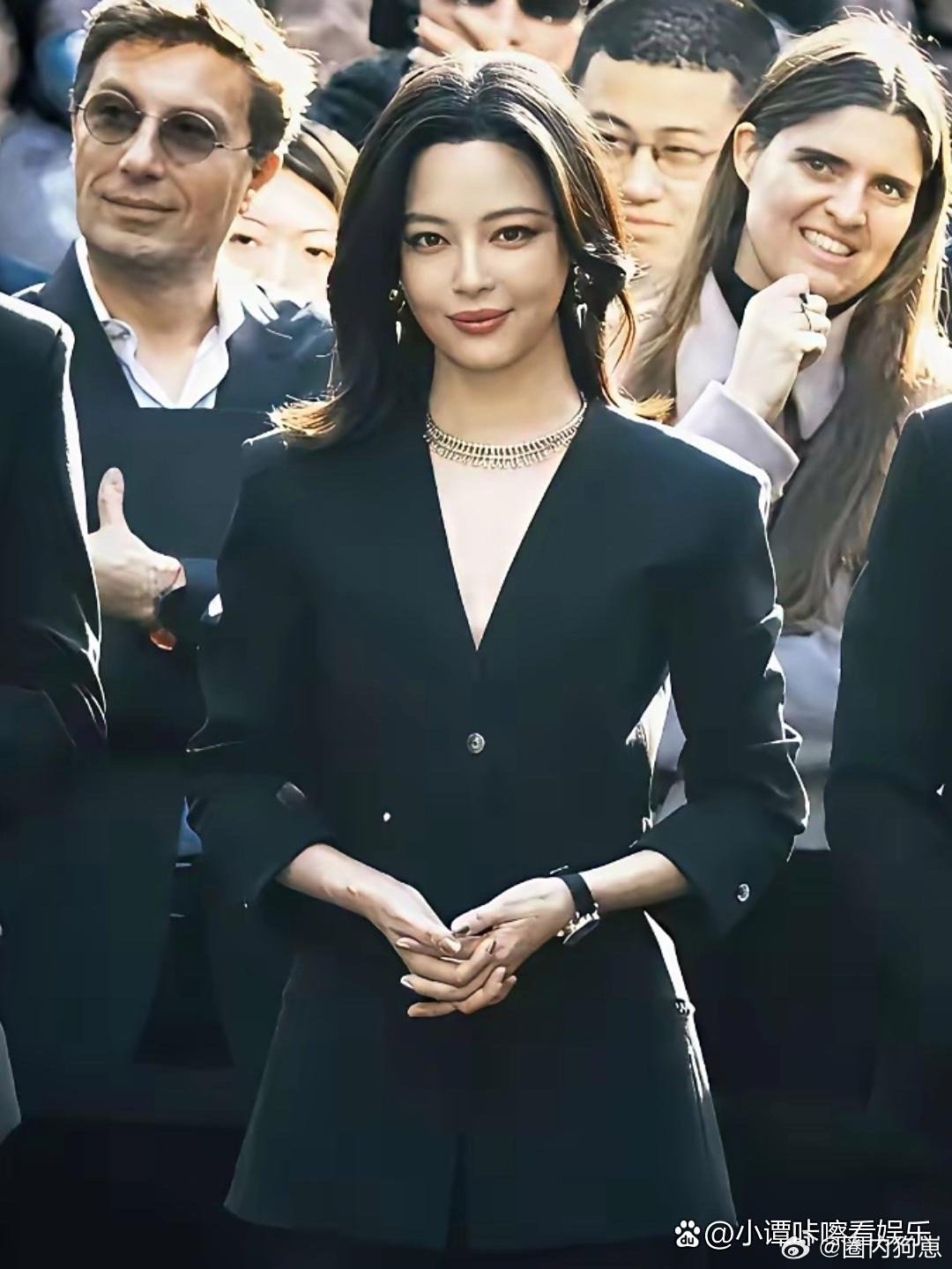 辛芷蕾这张照片气场全开，女王范十足！ ​​​