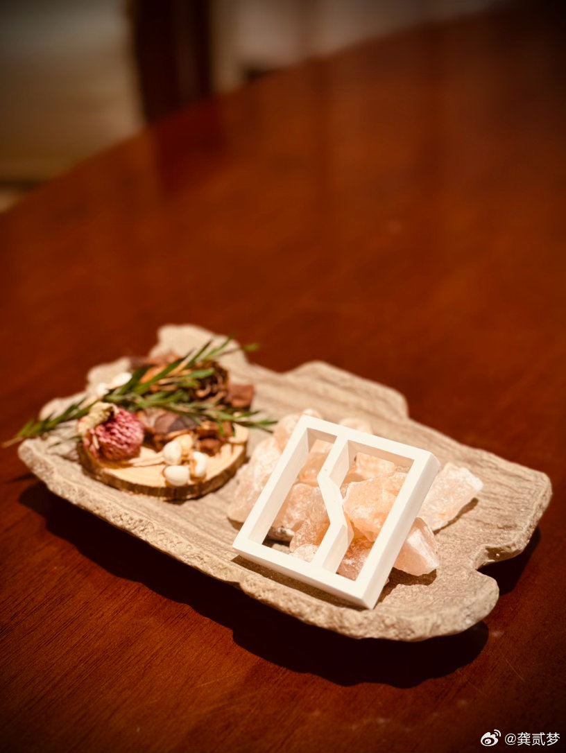 极氪一直在加码活动细节的精心布置和设计反正我很受用，因为喜欢的我全都会拿走，哈哈