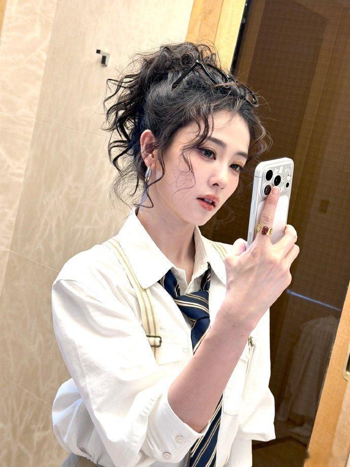 白鹿高马尾卷发造型 