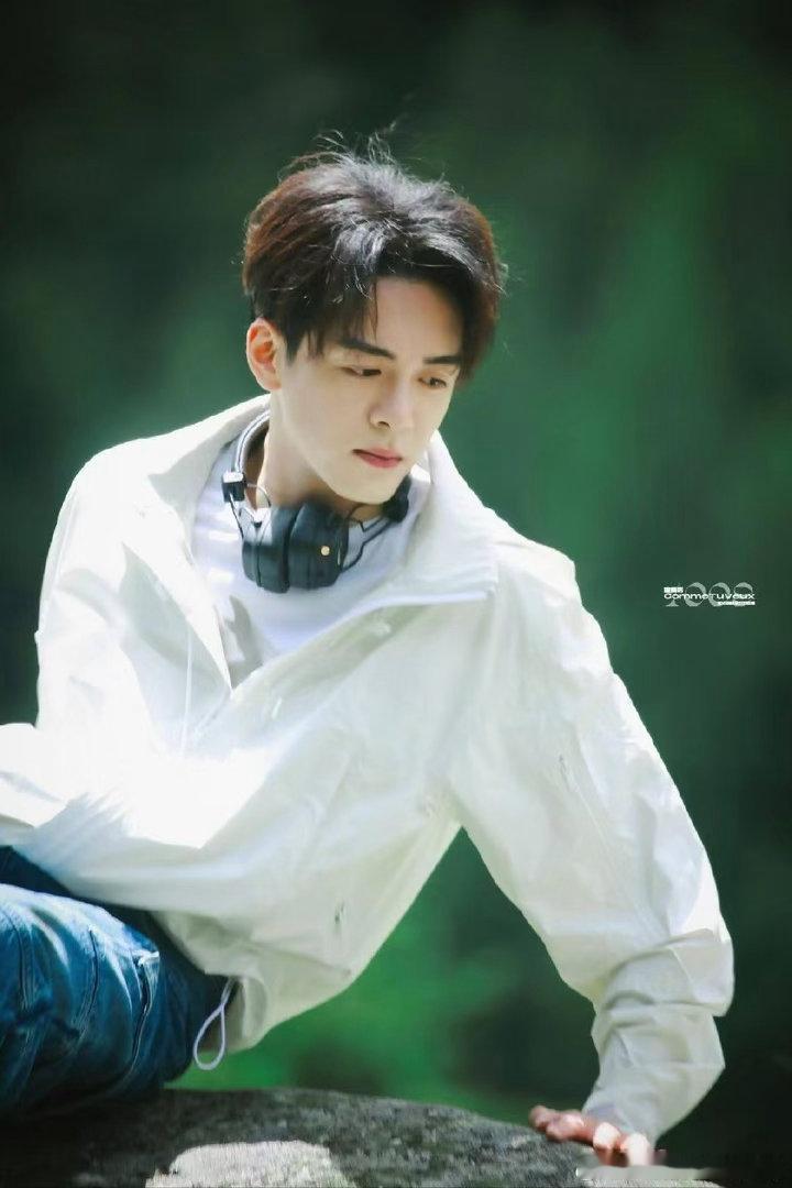 曾舜晞与夏日适配度拉满 夏天和曾舜晞真的太配了，循环炎炎夏日再存杭州活动神图就是