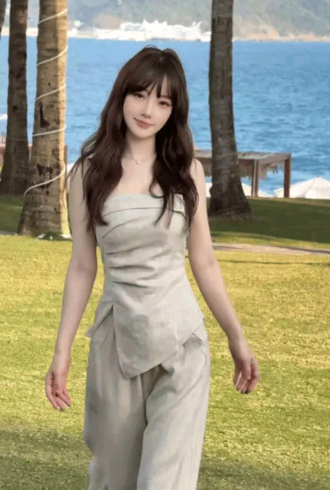 43岁李小璐春日撒欢！抹胸上衣露蛮腰，草地漫步少女感拉满 