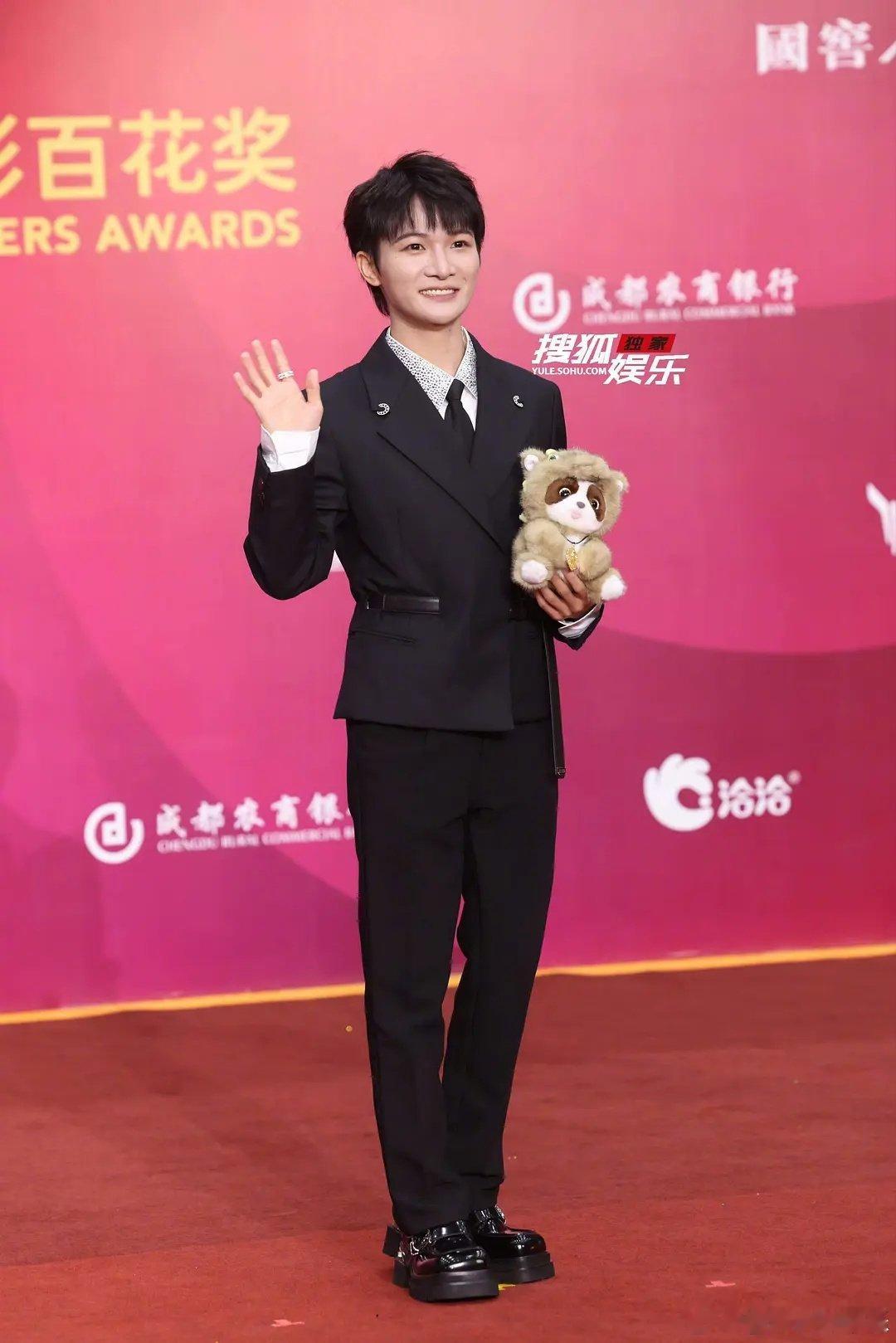 怎么感觉百花奖的时候，各位男明星的状态都很一般呢 ​​​