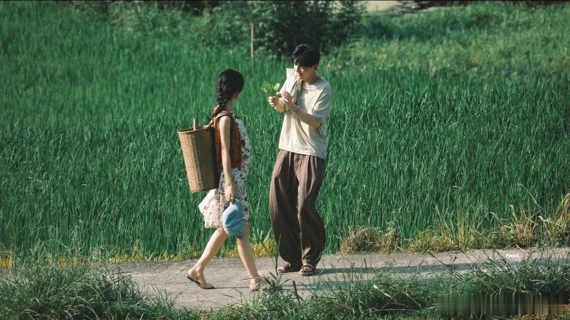 小芳定档 盼了好久终于等到小芳官宣定档，温情轻喜群像题材太戳我，风土烟火感拉满，