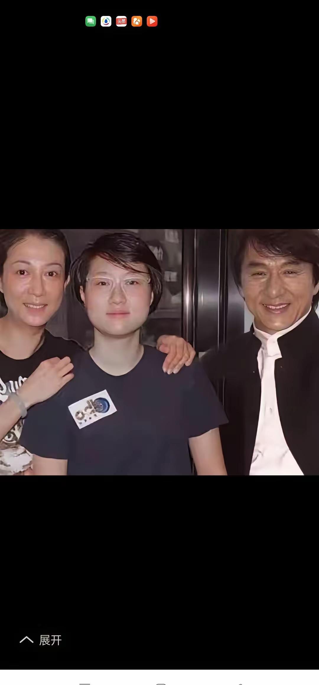 74岁的成龙，终于要认小龙女了？
媒体爆出他近年频繁陪伴房祖名，甚至私下接触过吴