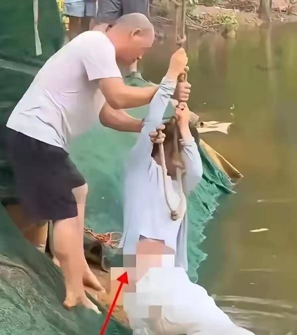 人有三急，更有三尬
正所谓命比一切都贵重，情急之下暴露了隐私，还拍照那是正人君子