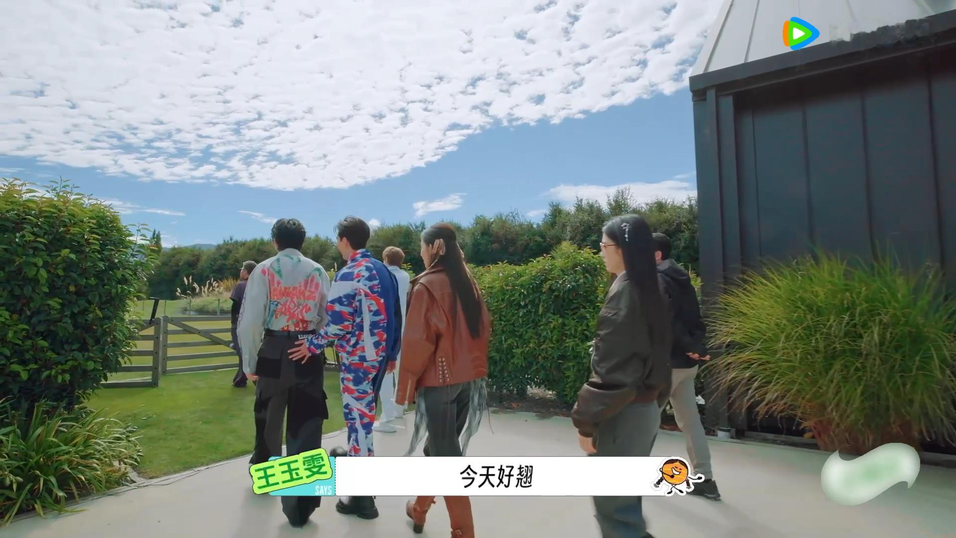 陈星旭摸刘宇宁的翘臀刘宇宁的屁股翘到可以顶起一瓶汽水地球团笑点彻底失控！陈星旭上