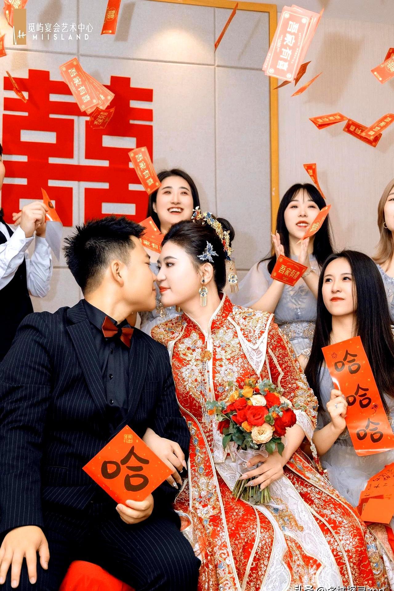 河南许昌，周家婚车堵在楼下。
新娘坐车里，就是不下来。

丈母娘一句话撂过