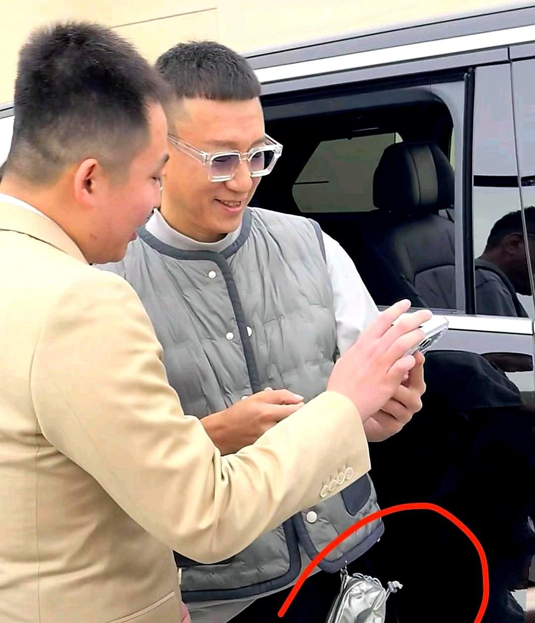 著名演员痞帅孙红雷在北京喜提豪车，在车店现身的孙红雷穿着打扮的如小鲜肉。

这身