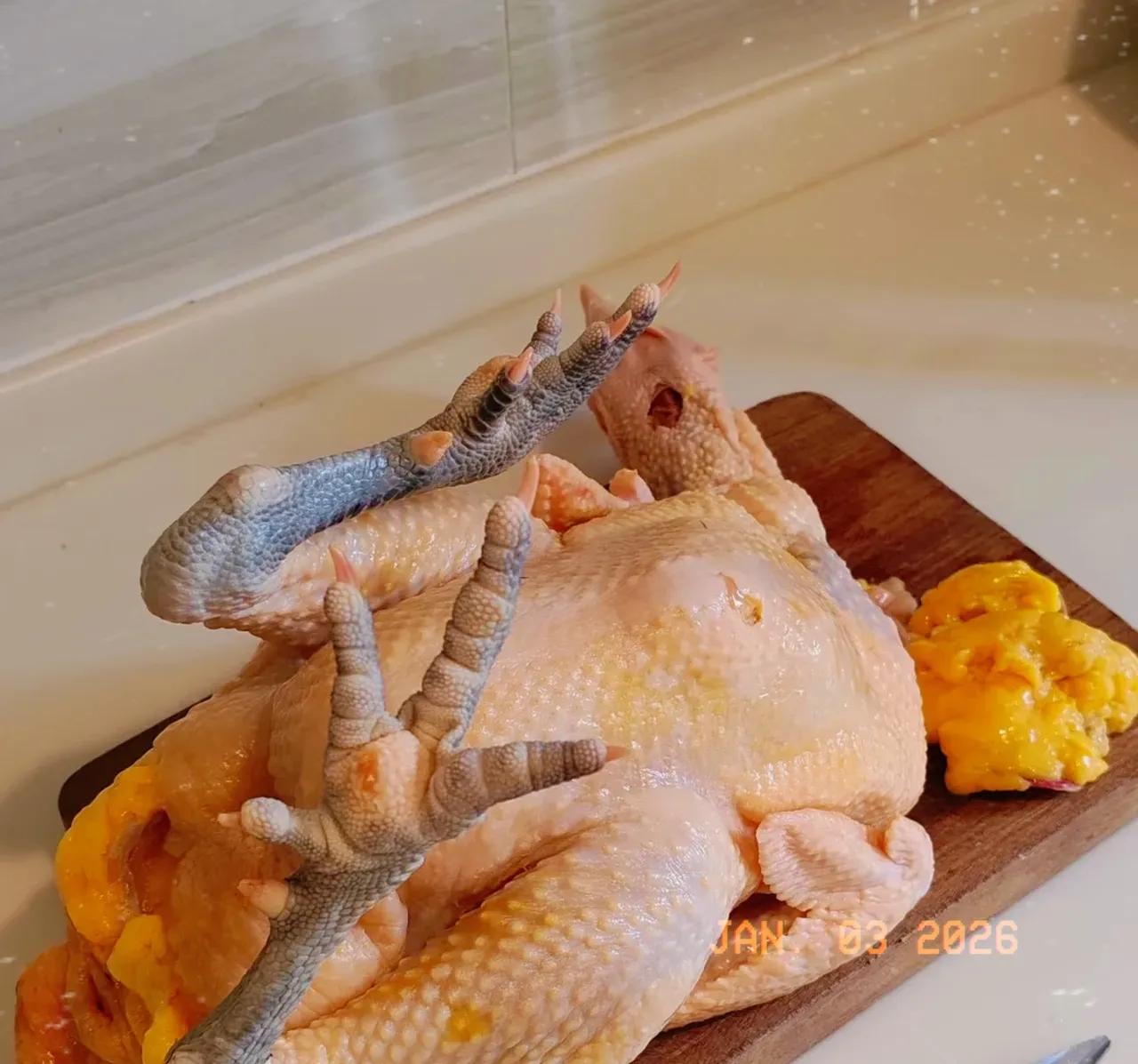 你们发现没？凡是我回娘家带点啥，嫂子一个个都准能变着法儿做给全家吃。

我拿鸡她