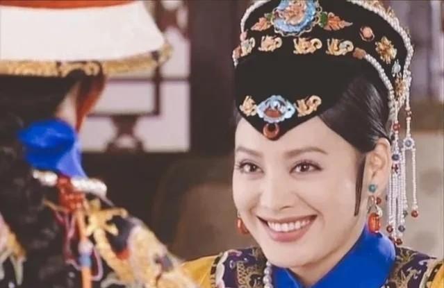 1625年，12岁的大玉儿嫁给32岁的姑父皇太极。新婚之夜，芙蓉帐下，大玉儿羞红