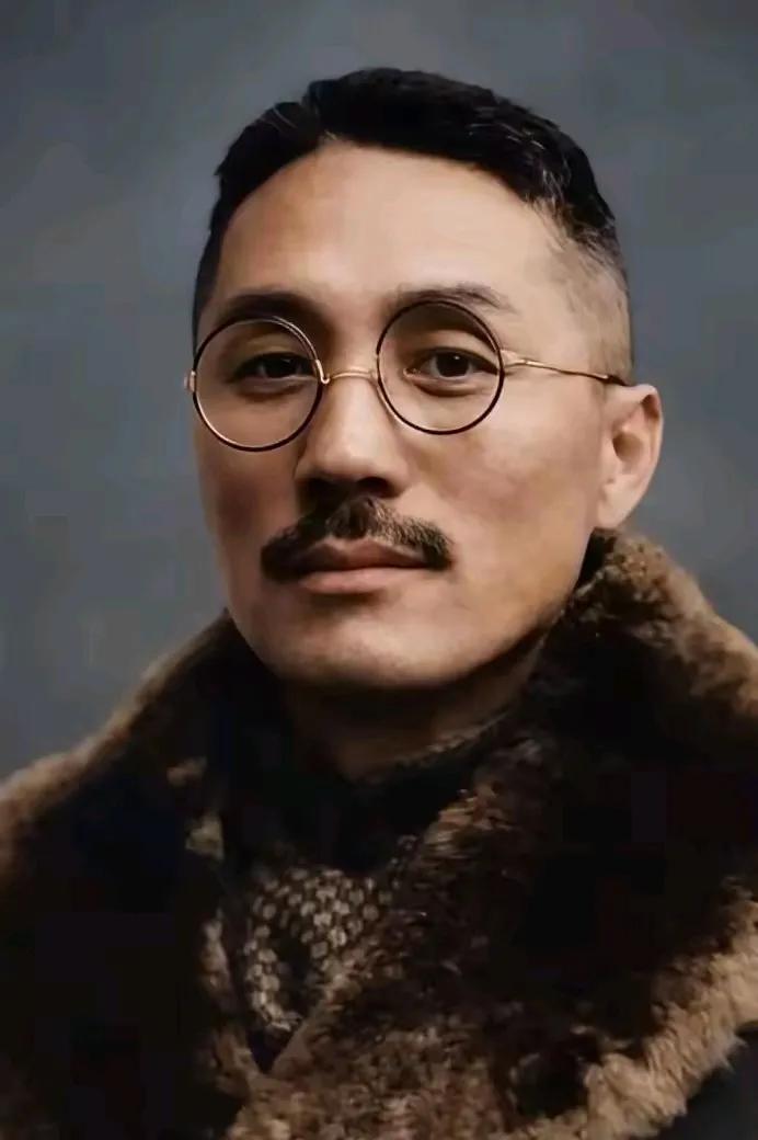 1934年，美女间谍把王亚樵勾引到了床上。岂料就在宽衣解带之时，她竟举起了手枪。