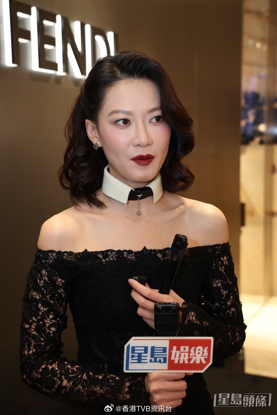 星岛：廖子妤黑裙红唇造型神似亚当斯一家 坦言收入翻十倍幸福感满溢廖子妤出席时尚品