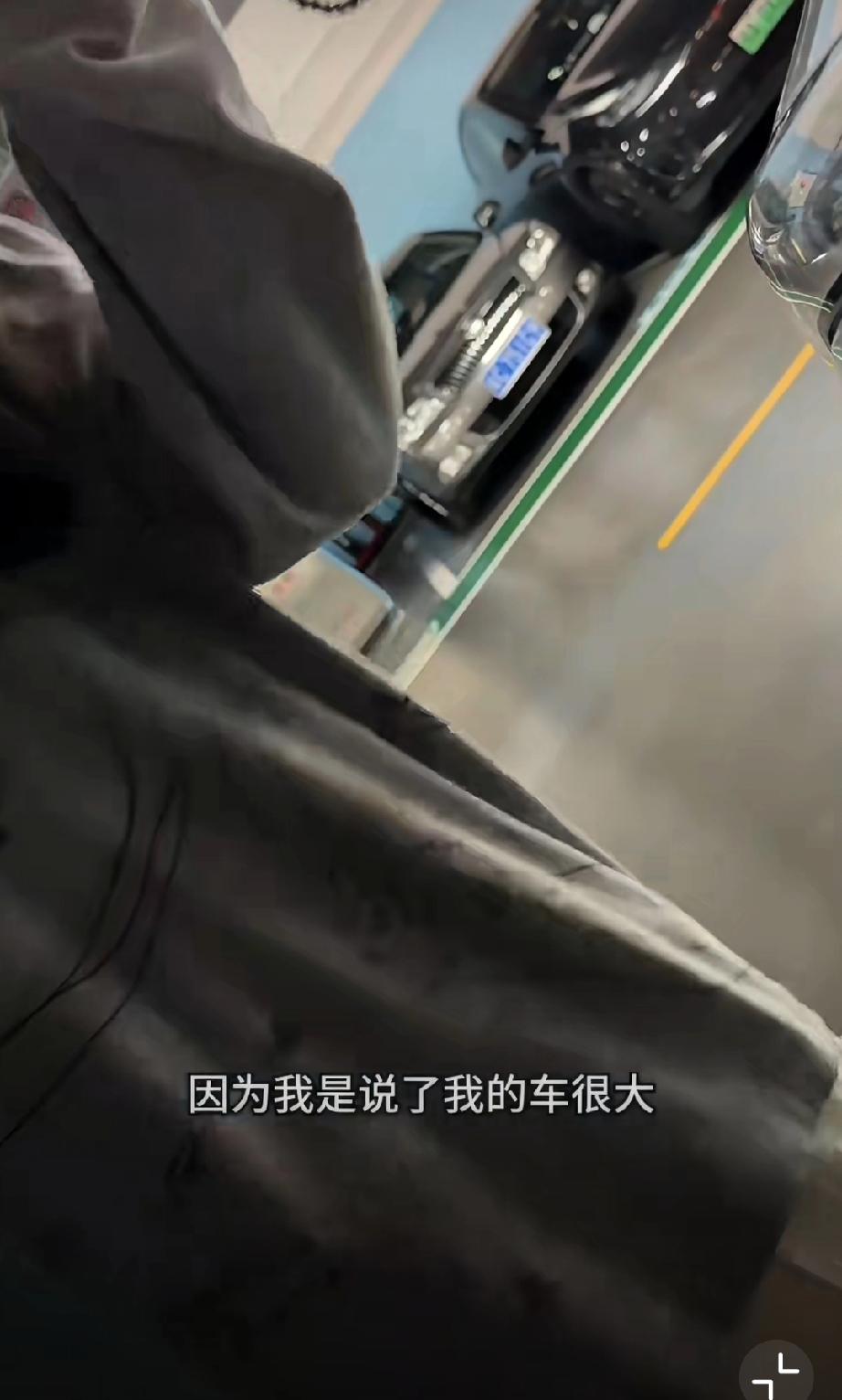 我的车很大所以停两个车位？[捂脸]

5月1日，海口。小仙女一车霸俩位，打电话下