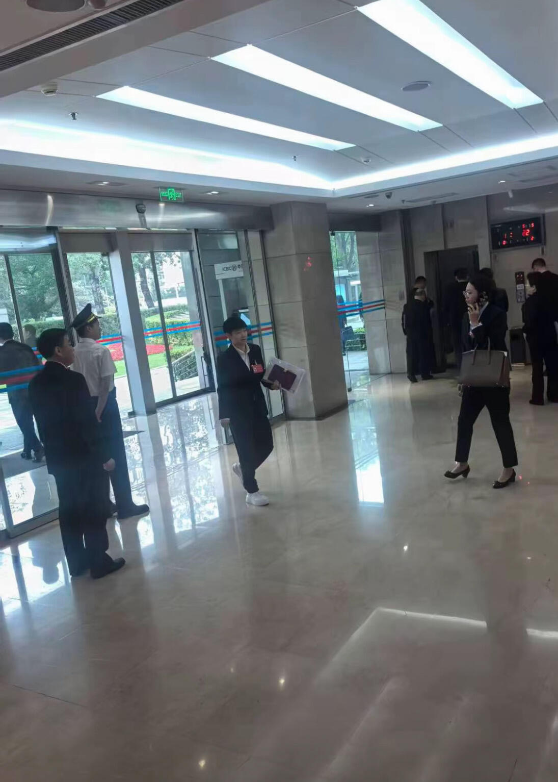 又刷到一张正面西装宝 但画质感人