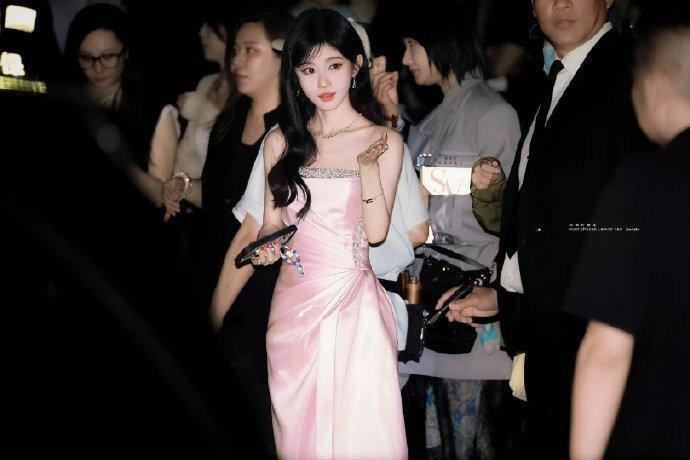 鞠婧祎怼脸生图 ​跟精修有区别吗？我觉得一模一样啊 ​​​