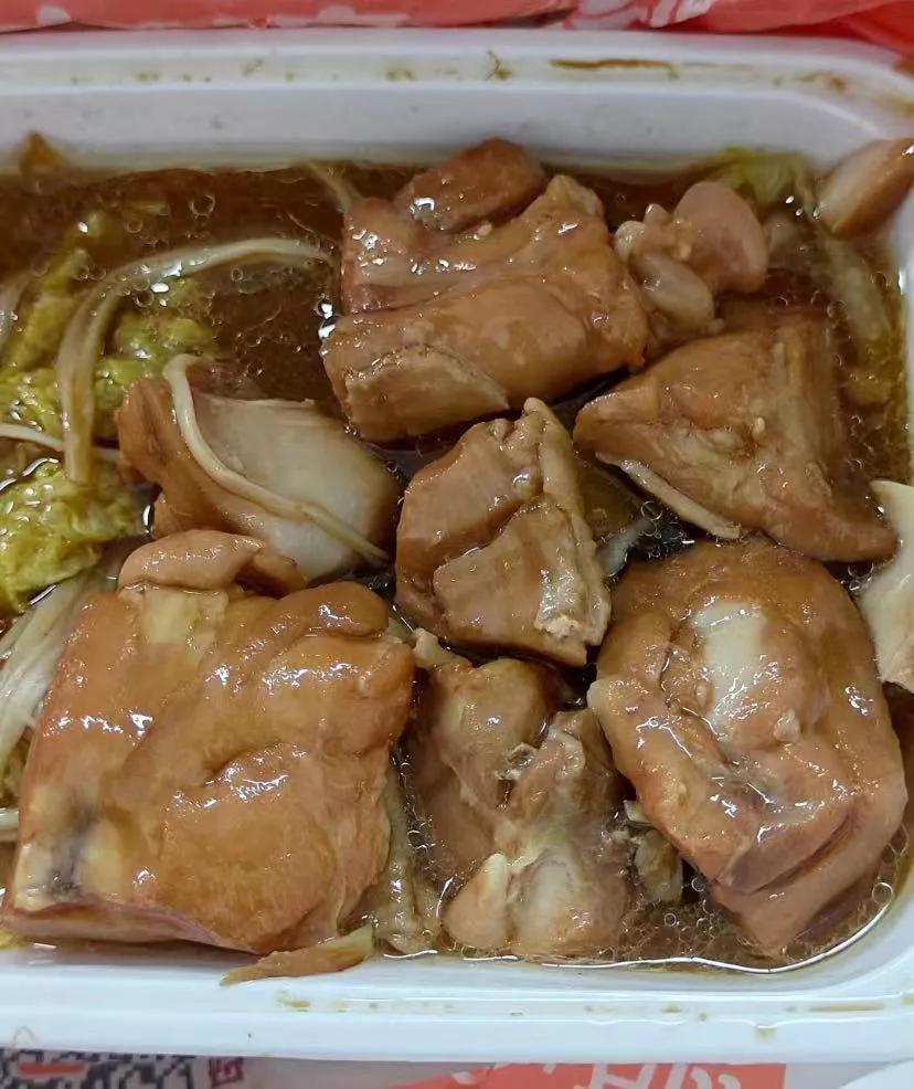 能出来这种鸡肉是假的?和朋友一起点了黄焖鸡
一打开她告诉我这是假鸡肉!
我说怎么