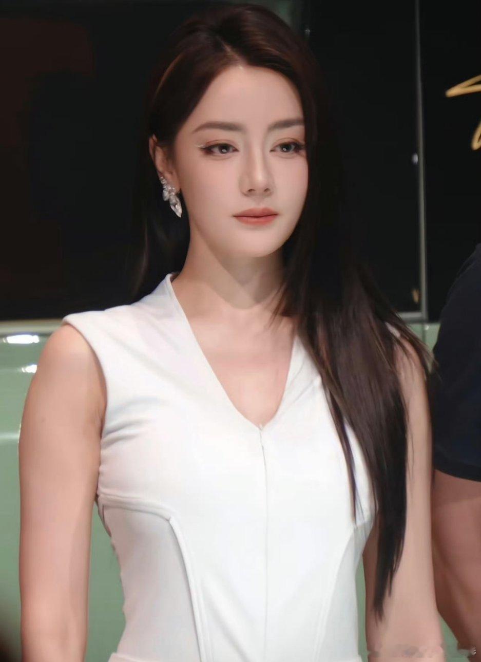 迪丽热巴 路虎卫士美神！ 
