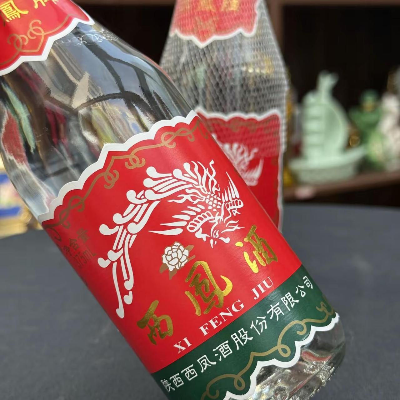 这就是大名鼎鼎的西凤酒七两半！老陕酒桌硬通货，光瓶口粮天花板。375ml，不多不