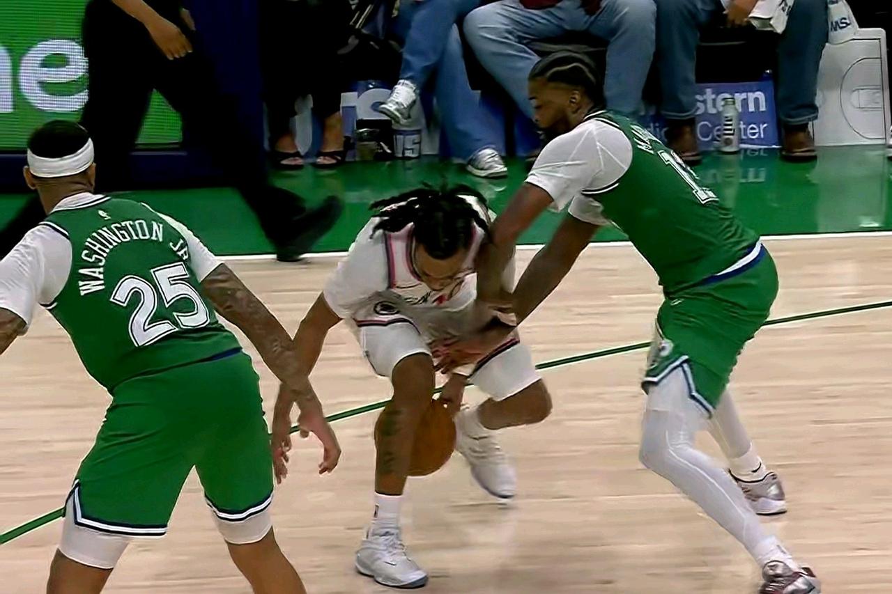 加兰球都运不明白？关键球还得是小卡给他擦屁股，在快船客场挑战独行侠的比赛中发生极